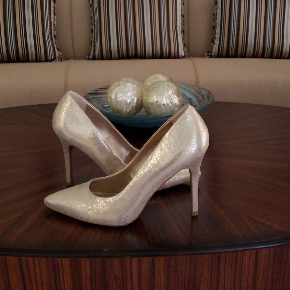 High heeled pumps